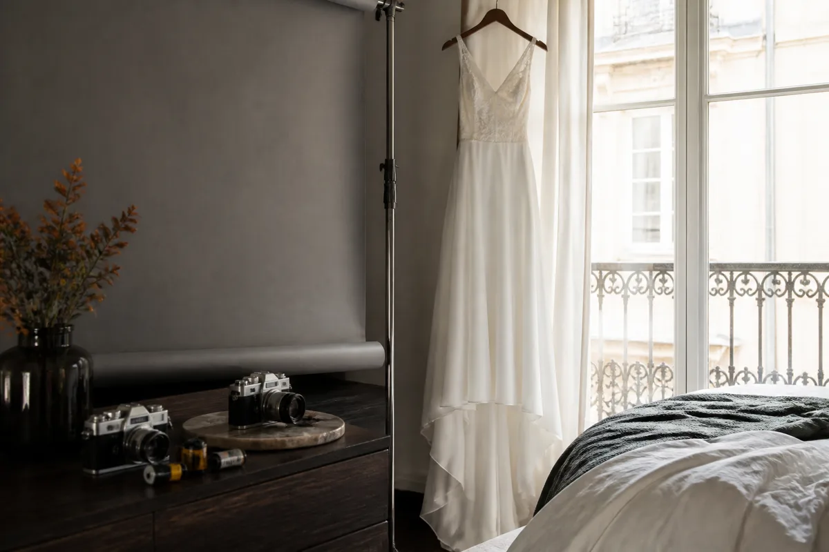 Robe suspendue près d&rsquo;une fenêtre dans une chambre lumineuse le matin