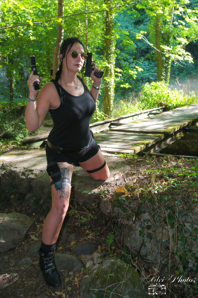 Photographe Montbrison shooting tomb raider lara croft avec un pistolet dans chaque main