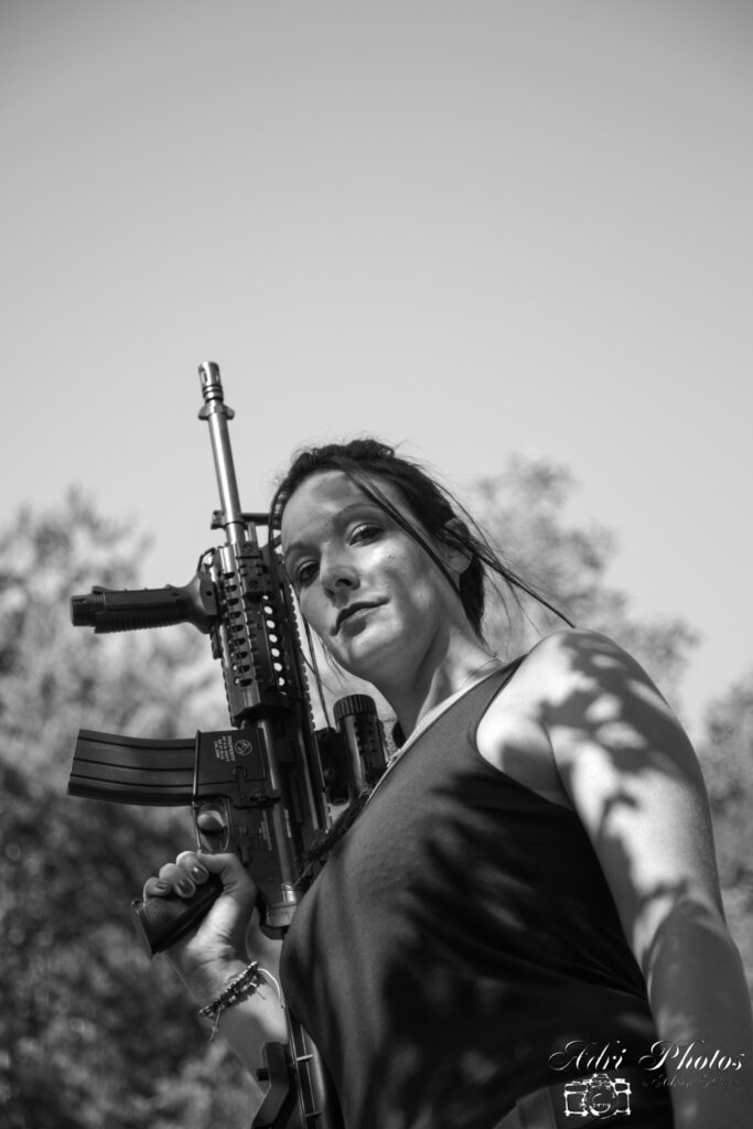 Photographe Montbrison shooting tomb raider lara croft avec fusil d'assaut. Photo en contre plongée