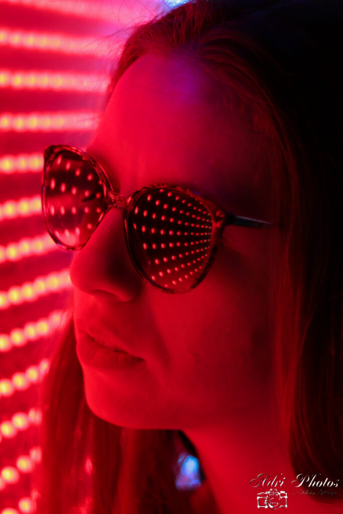 photographe montbrison vogue des noix firminy photo portrait avec lumière des manèges se reflétant dans les lunettes de soleil