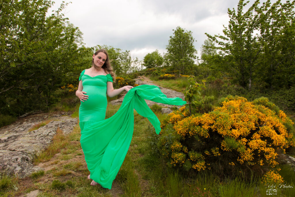 photographe montbrison grossesse robe volante verte chemin fleuri