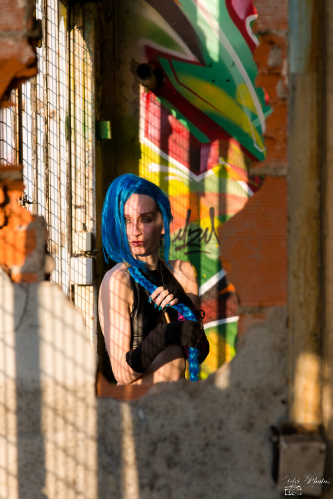 Cosplay Jinx arcane à travers trou d'un mur en brique