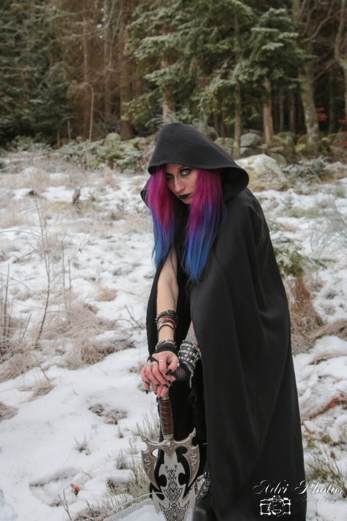 Photographe Montbrison modèle gothique cheveux roses et bleus robe et cape noirs