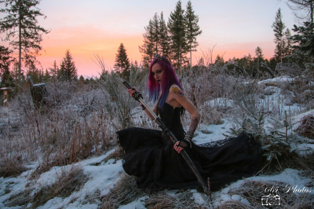 Photographe Montbrison pose gothique dans la neige avec katana au crépuscule