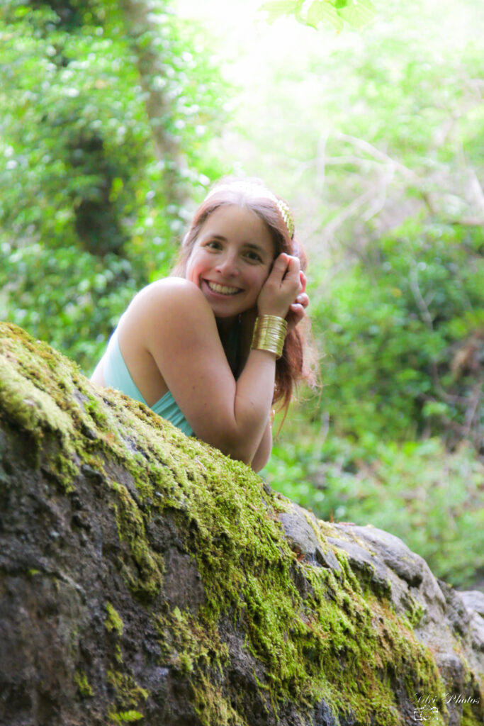Photographe Montbrison jeune femme très souriante accoudée à un pont en pierre