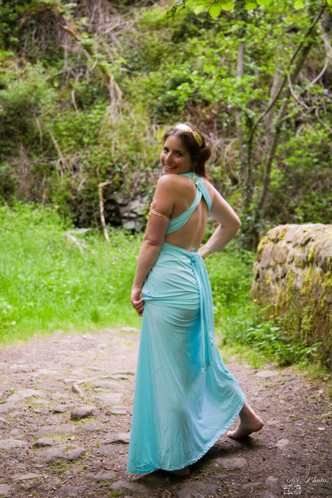 Photographe Montbrison jeune femme très souriante danse dans une robe bleue