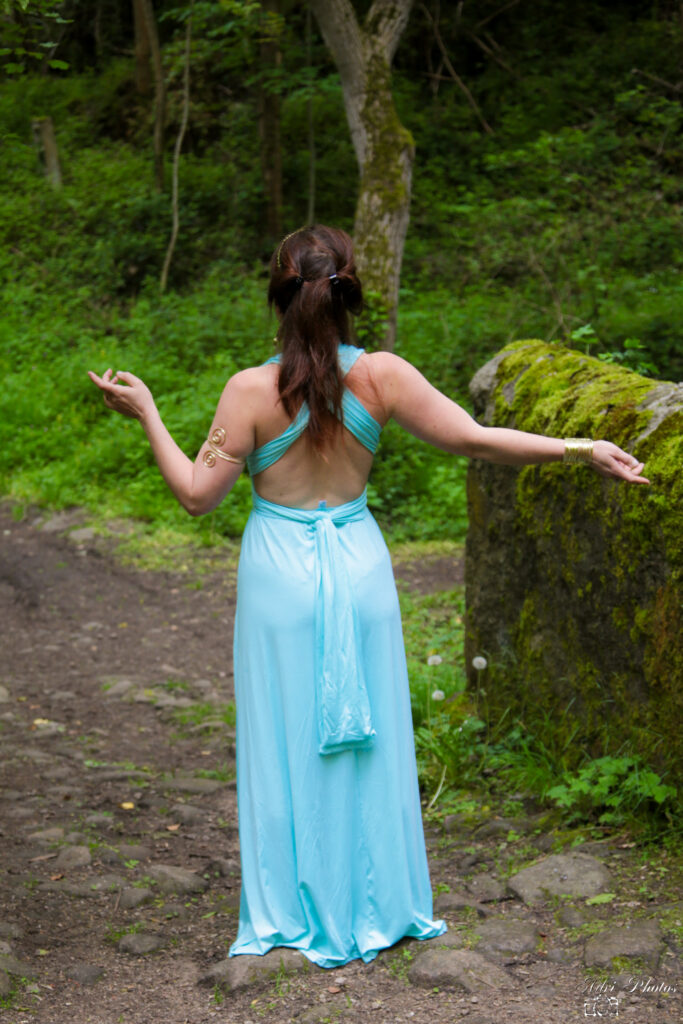 Photographe Montbrison jeune femme dans robe bleue vu de dos