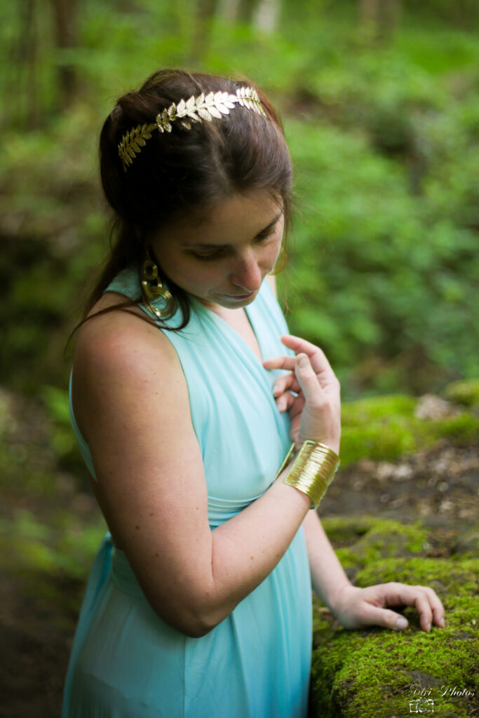 Photographe Montbrison jeune femme dans robe bleue pose tout en douceur