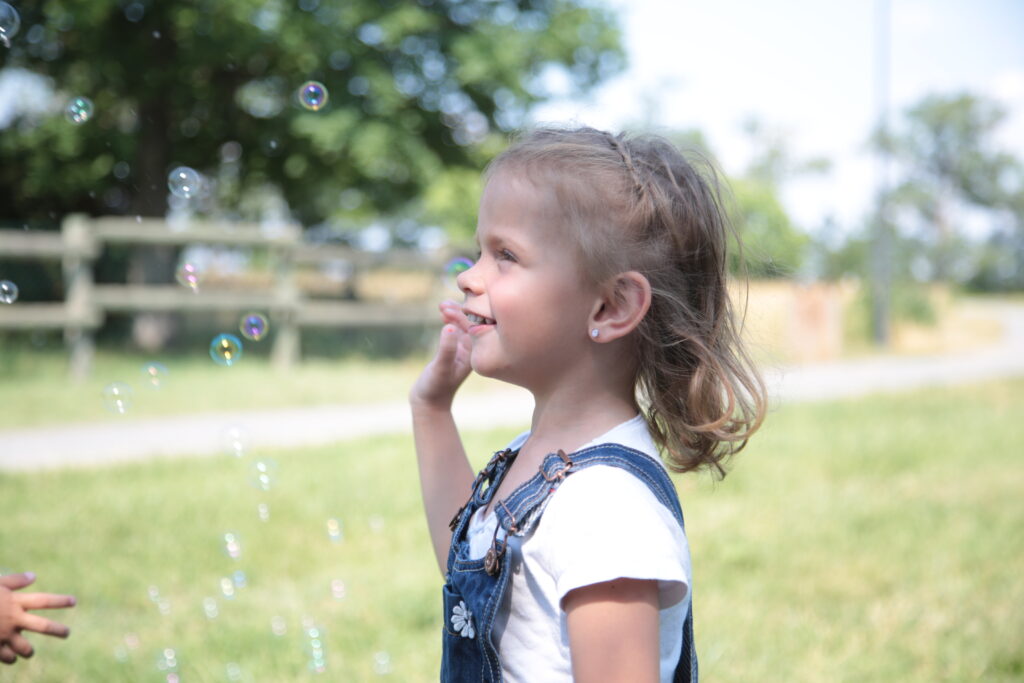 Enfant jouant avec des bulles