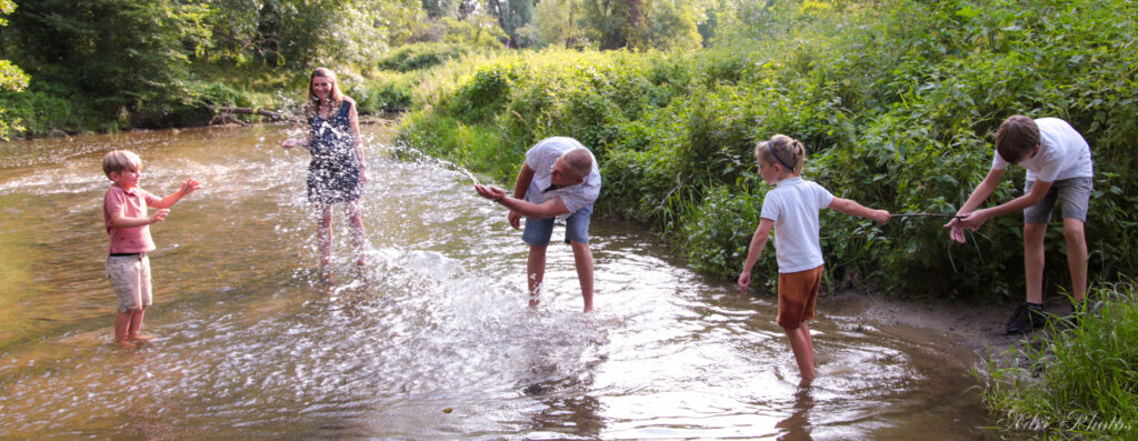 Famille qui joue dans rivière